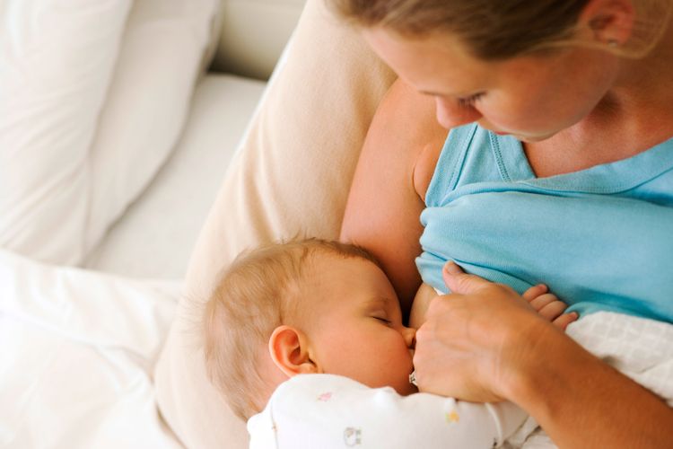 breastfeeding's baby with nipple cream